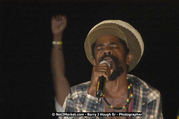 Cocoa Tea - Cure Fest 2007 - Longing For Concert at Trelawny Multi Purpose Stadium, Trelawny, Jamaica - Sunday, October 14, 2007 - Cure Fest 2007 October 12th-14th, 2007 Presented by Danger Promotions, Iyah Cure Promotions, and Brass Gate Promotions - Alison Young, Publicist - Photographs by Net2Market.com - Barry J. Hough Sr, Photographer - Negril Travel Guide, Negril Jamaica WI - http://www.negriltravelguide.com - info@negriltravelguide.com...!