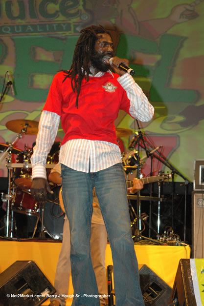 Buju Banton @ Tru-Juice Rebel Salute 2007 - Saturday, January 13, 2007, Port Kaiser Sports Club, St. Elizabeth - Negril Travel Guide, Negril Jamaica WI - http://www.negriltravelguide.com - info@negriltravelguide.com...!