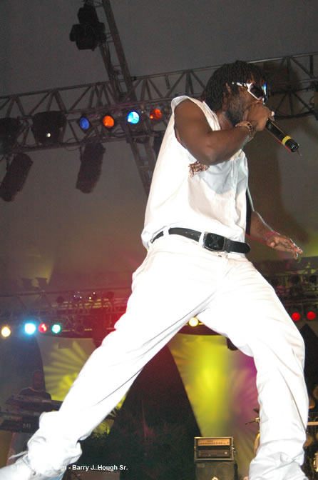 Bascom X - Red Stripe Reggae Sumfest 2005 - Dancehall Night - July 21th, 2005 - Negril Travel Guide, Negril Jamaica WI - http://www.negriltravelguide.com - info@negriltravelguide.com...!