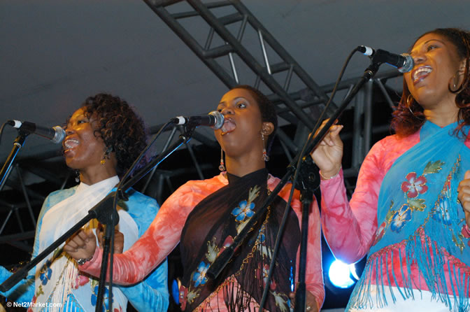 Judy Mowatt - Red Stripe Reggae Sumfest 2005 - Rockers Night - July 20th, 2005 - Negril Travel Guide, Negril Jamaica WI - http://www.negriltravelguide.com - info@negriltravelguide.com...!