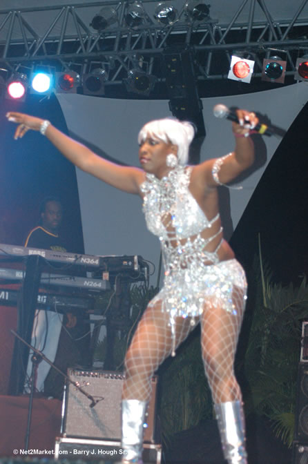Macka Diamond - Red Stripe Reggae Sumfest 2005 - Dancehall Night - July 21th, 2005 - Negril Travel Guide, Negril Jamaica WI - http://www.negriltravelguide.com - info@negriltravelguide.com...!