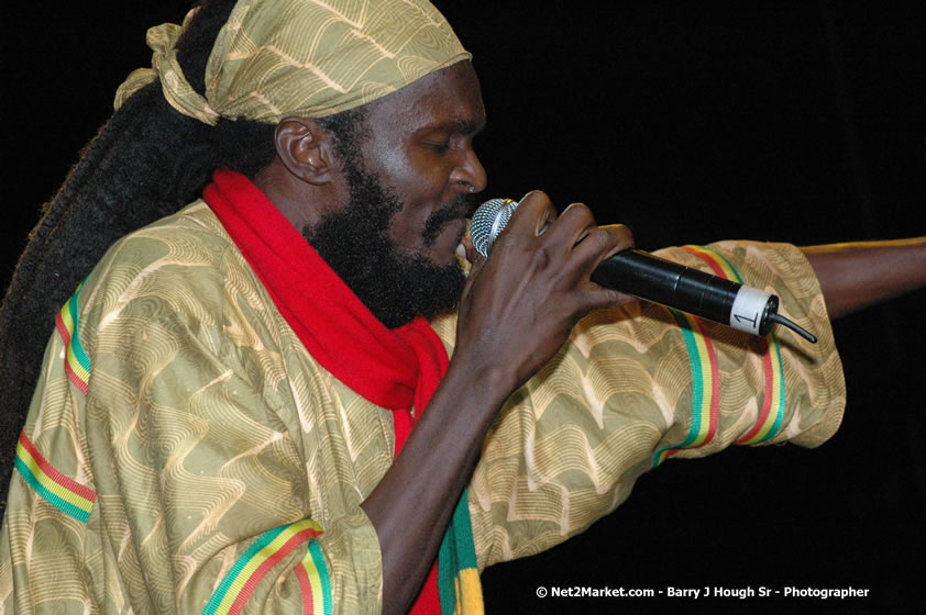 History Man - Smile Jamaica, Nine Miles, St Anns, Jamaica - Saturday, February 10, 2007 - The Smile Jamaica Concert, a symbolic homecoming in Bob Marley's birthplace of Nine Miles - Negril Travel Guide, Negril Jamaica WI - http://www.negriltravelguide.com - info@negriltravelguide.com...!