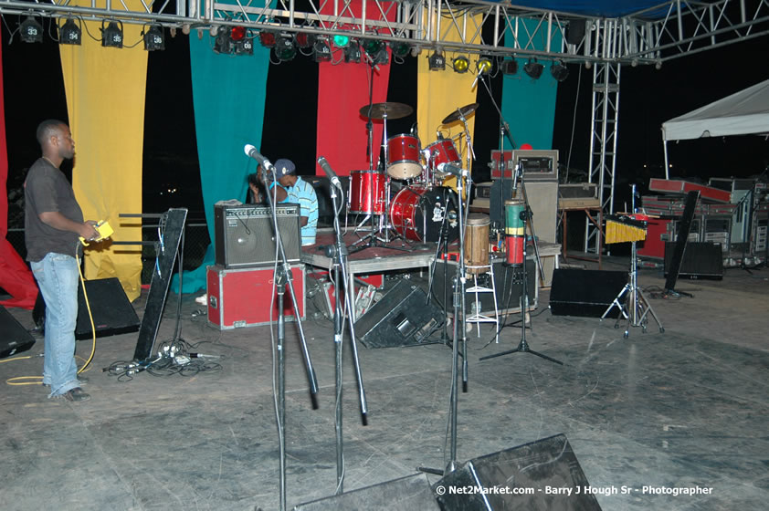 Venue and Audience - Smile Jamaica, Nine Miles, St Anns, Jamaica - Saturday, February 10, 2007 - The Smile Jamaica Concert, a symbolic homecoming in Bob Marley's birthplace of Nine Miles - Negril Travel Guide, Negril Jamaica WI - http://www.negriltravelguide.com - info@negriltravelguide.com...!