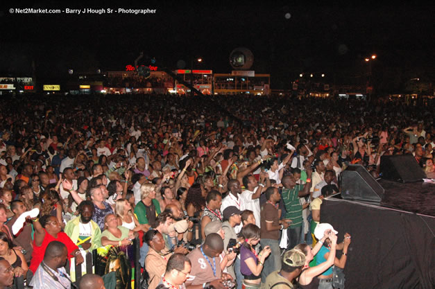 Venue - Audience at Red Stripe Reggae Sumfest 2006 - The Summit - Jamaica's Greatest, The World's Best - Saturday, July 22, 2006 - Montego Bay, Jamaica - Negril Travel Guide, Negril Jamaica WI - http://www.negriltravelguide.com - info@negriltravelguide.com...!