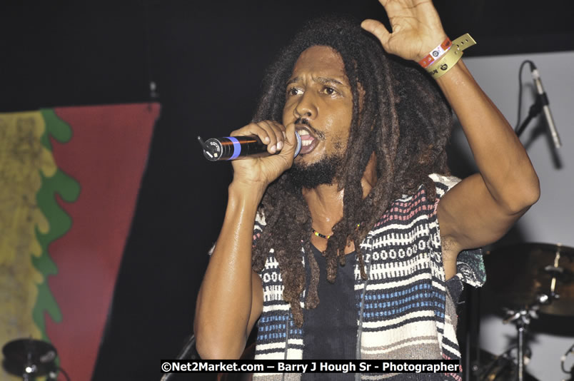 Rootz Underground @ Red Stripe Reggae Sumfest 2008 International Night 2, Catherine Hall, Montego Bay - Saturday, July 19, 2008 - Reggae Sumfest 2008 July 13 - July 19, 2008 - Photographs by Net2Market.com - Barry J. Hough Sr. Photojournalist/Photograper - Photographs taken with a Nikon D300 - Negril Travel Guide, Negril Jamaica WI - http://www.negriltravelguide.com - info@negriltravelguide.com...!