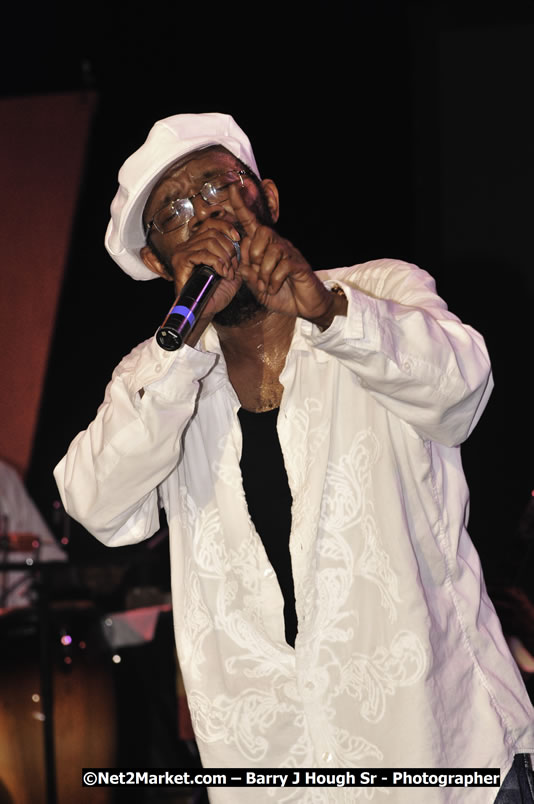 Beres Hammond @ Reggae Sumfest 2008 International Night 2, Catherine Hall, Montego Bay - Saturday, July 19, 2008 - Reggae Sumfest 2008 July 13 - July 19, 2008 - Photographs by Net2Market.com - Barry J. Hough Sr. Photojournalist/Photograper - Photographs taken with a Nikon D300 - Negril Travel Guide, Negril Jamaica WI - http://www.negriltravelguide.com - info@negriltravelguide.com...!